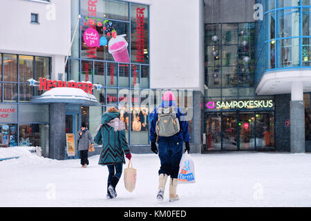 Rovaniemi, Finlandia - 2 marzo 2017: people shopping lordi square in inverno rovaniemi, Lapponia, Finlandia. Foto Stock