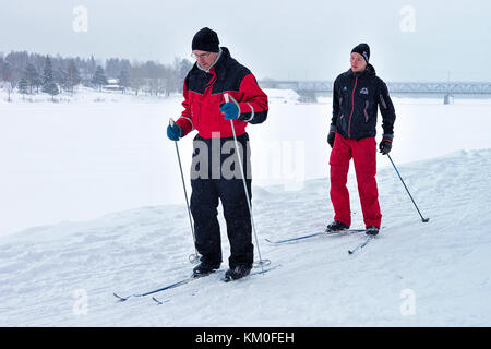 Rovaniemi, Finlandia - 2 marzo 2017: persone sciare in inverno rovaniemi, Finlandia. Foto Stock