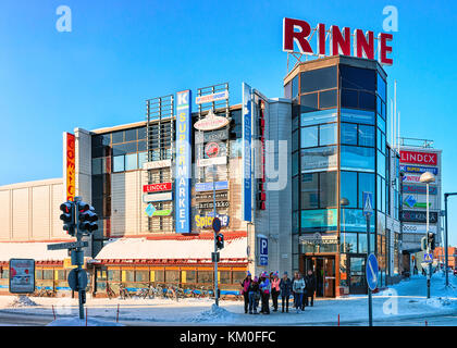 Rovaniemi, Finlandia - 4 marzo 2017: centro shopping a inverno rovaniemi, Finlandia. persone sullo sfondo Foto Stock