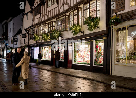 Un paio di pausa durante lo shopping di Natale in stonegate, york, Regno Unito Foto Stock