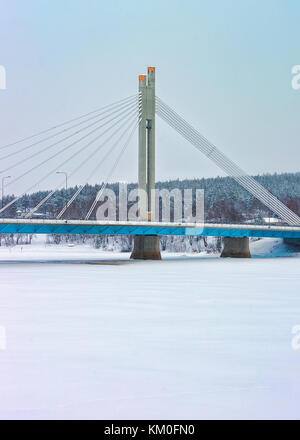 Candela ponte in inverno rovaniemi, Lapponia, Finlandia Foto Stock