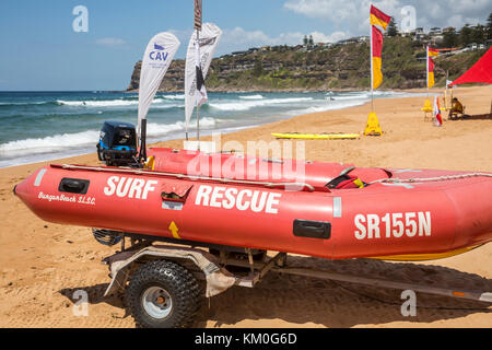 Bagnino surf salvataggio gommone GOMMONE GOMMONE COSTOLA sulla spiaggia di Bungan a Sydney, NSW, Australia Foto Stock