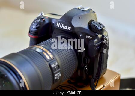 Fotocamera reflex digitale Nikon D850 con obiettivo Nikkor 24-70 Foto Stock