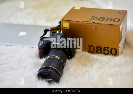 Fotocamera reflex digitale Nikon D850 con obiettivo Nikkor 24-70 Foto Stock