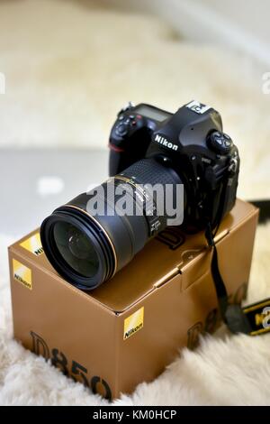 Fotocamera reflex digitale Nikon D850 con obiettivo Nikkor 24-70 Foto Stock