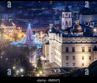 Vilnius, Lituania: albero di natale e decorazioni in piazza del Duomo Foto Stock