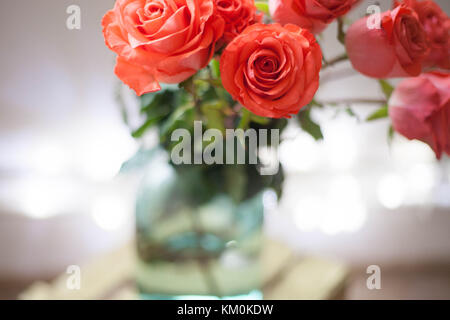 Bouquet di lusso fatta di rose rosse nel negozio di fiori di san valentino bouquet di rose rosse Foto Stock