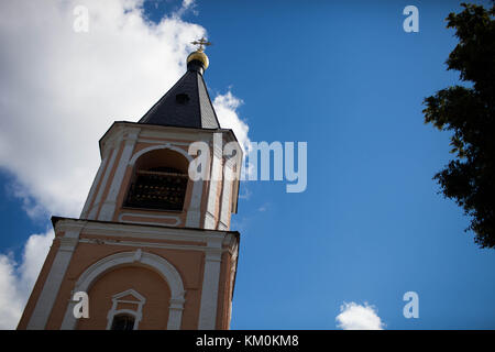 La chiesa ortodossa su sfondo cielo Foto Stock