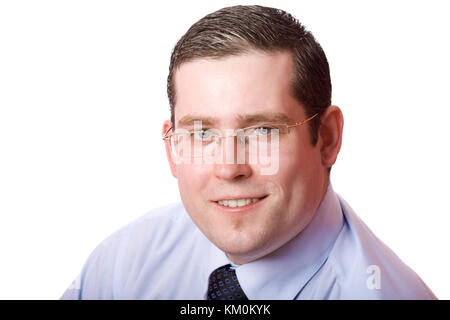 Giovane uomo d affari indossando shirt isolato su bianco Foto Stock