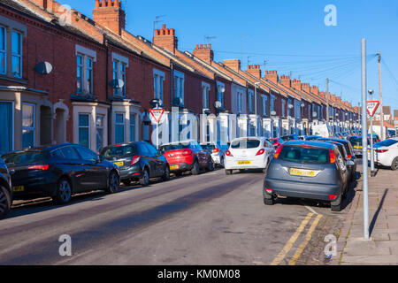 Sopra la testa i cavi telefonici sparge fuori dalla pole. Northampton, Regno Unito Foto Stock