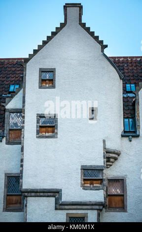Traliccio windows amd crow frontone a gradini, xvii secolo Hanseatic Merchant House, casa Agnelli, Leith, Edimburgo, Scozia, categoria un edificio elencato Foto Stock