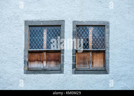 Reticolo di vecchie finestre con persiane, xvii secolo Hanseatic Merchant House, casa Agnelli, Leith, Edimburgo, Scozia, categoria un edificio elencato Foto Stock