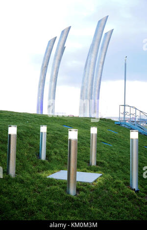 Gruppo di bitte illuminato sul prato di fronte curvo bocchette in acciaio a Manchester Piazza Stazione di pompaggio,Blackpool, Lancashire, Regno Unito Foto Stock