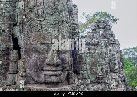 Serena Pietra sorridente volti a Bayon Angkor Thom in siem reap, Cambogia Foto Stock