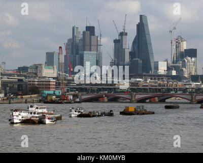 Londra, Inghilterra - Novembre 03, 2017: La città di Londra il quartiere finanziario che mostra la corrente ai lavori di costruzione di nuovi grandi sviluppi, preso dal Foto Stock