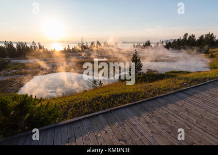 Vapore sorge fuori la West Thumb Geyser Basin al tramonto presso il parco nazionale di Yellowstone luglio 20, 2017 in Wyoming. (Foto di Jacob w. frank via planetpix) Foto Stock