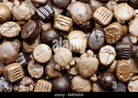 Sullo sfondo di una varietà di latte e cioccolato fondente caramelle. Foto Stock