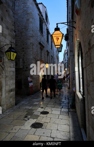 Di sera i turisti per le strade di Dubrovnik, Dubrovnik-Neretva County, costa dalmata, Mare Adriatico, Croazia, Balcani, Europa, patrimonio mondiale dell UNESCO Foto Stock