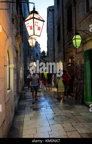 Di sera i turisti per le strade di Dubrovnik, Dubrovnik-Neretva County, costa dalmata, Mare Adriatico, Croazia, Balcani, Europa, patrimonio mondiale dell UNESCO Foto Stock