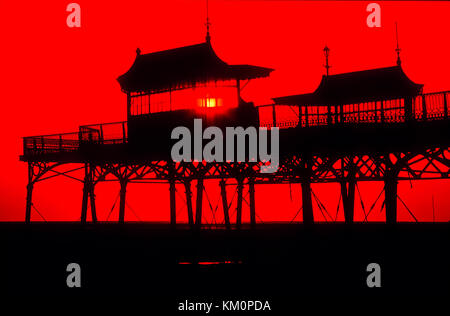 Silhouette di St Annes Pier (vicino al Blackpool) Inghilterra al tramonto. Foto Stock