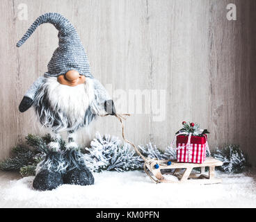 Natale gnome con doni sulla slitta. Natale o Capodanno concept Foto Stock