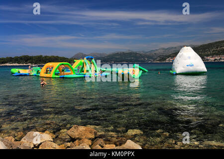 Vista sulla Copa Cabana Beach, Babin Kuk resort, Dubrovnik, costa dalmata, Mare Adriatico, Croazia, Europa. Foto Stock