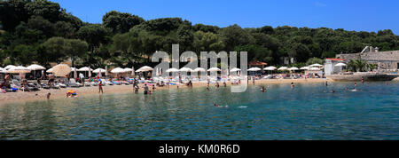 Vista sulla Copa Cabana Beach, Babin Kuk resort, Dubrovnik, costa dalmata, Mare Adriatico, Croazia, Europa. Foto Stock