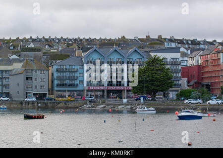 Nuova casa di riposo e si affaccia sul porto a Penzance in Cornovaglia Foto Stock