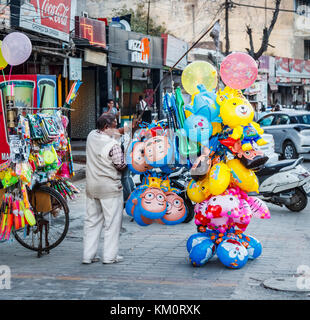 Venditore ambulante che vende colorati palloncini di elio di Amritsar, una città nel nord-occidentale dell'India nella regione di Majha dello stato indiano del Punjab Foto Stock