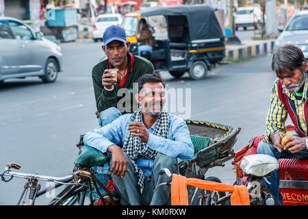 Ciclo locale rickshaw driver in appoggio in strada a ridere di Amritsar, una città nel nord-occidentale dell'India nella regione di Majha del Punjab Foto Stock