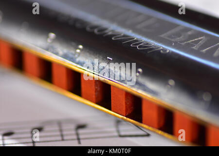 Harmonica su un foglio di musica Foto Stock