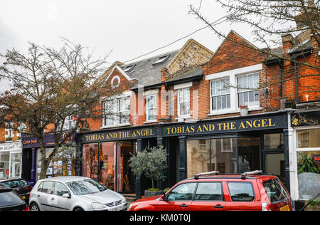 Tobiolo e l'angelo negozio di fronte a Barnes, SW13, un affluente sobborgo di Londra, Inghilterra, Regno Unito Foto Stock