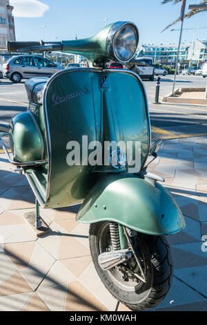 Classic vespa verde 150 super parcheggiato in spagnolo street Foto Stock