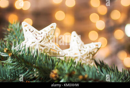 Stelle in argento su di un albero di natale con sfondo di festa Foto Stock