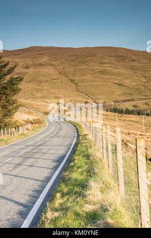 Strada di campagna nelle Highlands della Scozia Foto Stock