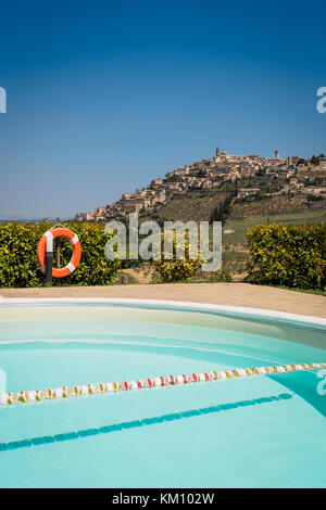 Una vista della città di Trevi in Umbria (Italia centrale) da una casa di campagna con piscina (formato ritratto). 2017. Foto Stock