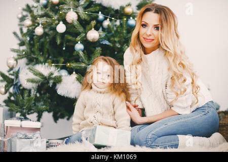 La mamma e figlia doni di incarto Foto Stock