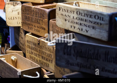 Vintage scatole di legno in Columbia Road Market. Londra. Formato orizzontale. Foto Stock