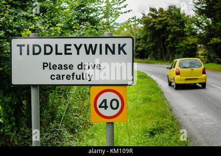 Firmare all'ingresso del borgo di Tiddleywink, Wiltshire Foto Stock