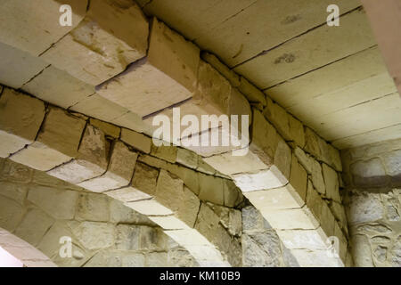 Antiche arcate in pietra in una cantina sotterranea. Foto Stock