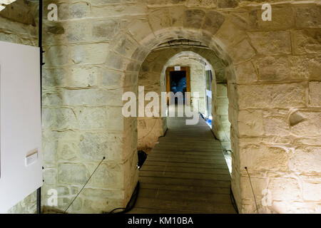 Antiche arcate in pietra in una cantina sotterranea. Foto Stock