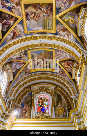 Le spalliere tetto verniciato di San Paolo a Mdina, Malta. Foto Stock