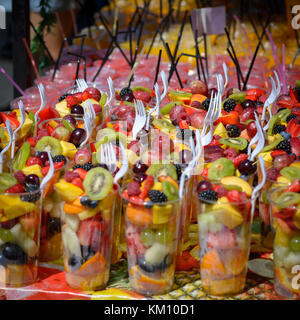 Prendere via macedonie di frutta è in vendita in un mercato di Londra. Formato quadrato. Foto Stock