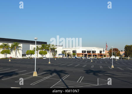 Costa Mesa, CA - dicembre 1, 2017: South Coast Plaza. Il più grande centro commerciale della costa occidentale degli Stati Uniti, con circa 2,8 milioni di piedi quadrati e 250 negozi. Foto Stock