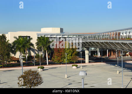 Costa Mesa, CA - dicembre 1, 2017: ponte pedonale South Coast Plaza. Il ponte conects il principale centro commerciale con il cristallo corte ala. Foto Stock