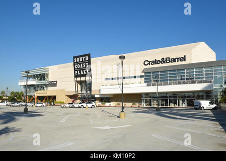 Costa Mesa, CA - dicembre 1, 2017: South Coast Plaza. Il più grande centro commerciale della costa occidentale degli Stati Uniti, con circa 2,8 milioni di piedi quadrati e 250 negozi. Foto Stock