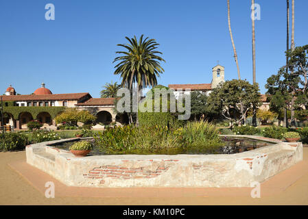 San Juan Capistrano, CA - 1 dicembre 2017: stagno nel cortile centrale della missione conosciuta come il gioiello delle missioni. Foto Stock