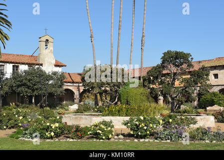 San Juan Capistrano, CA - 1 dicembre 2017: stagno nel cortile centrale della settima missione fondata nel 1776 da Padre Junipero Serra. Foto Stock