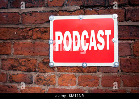 Ispirazione per la scrittura a mano di didascalie di testo che mostra il concetto di podcast che significa "Internet Broadcasting" scritto su un vecchio cartello con backgro Foto Stock