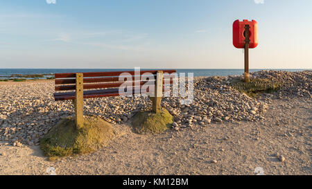 Panca e salvagente vicino Otterton battuta, guardando a Lyme Bay, Budleigh Salterton, Jurassic Coast, Devon, Regno Unito Foto Stock